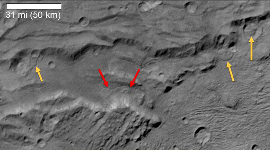 ニューホライズンズ探査機がとらえた冥王星の衛星カロンの地すべり