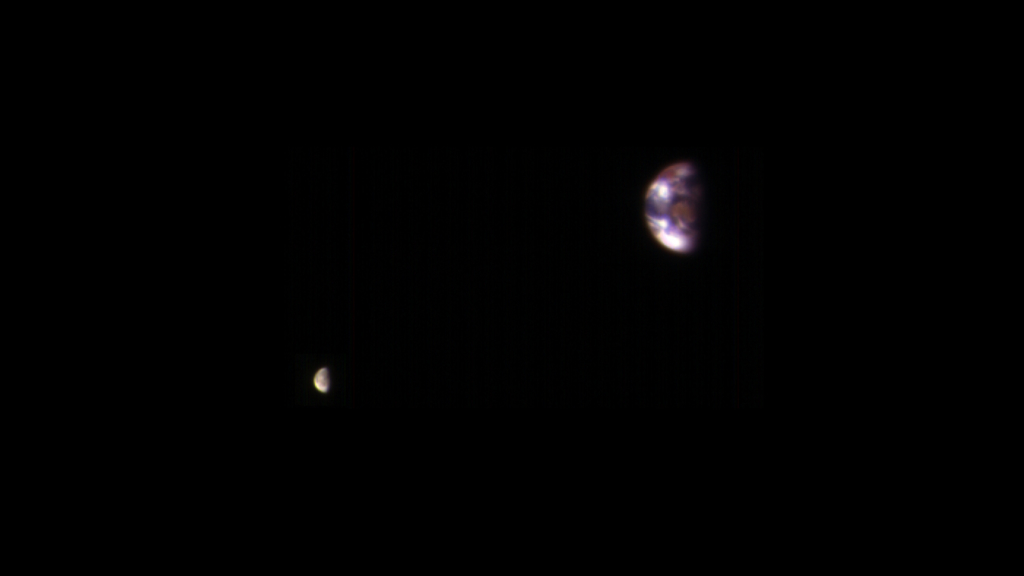 マーズ・リコネサンス・オービターが捉えた火星軌道上からみた地球と月