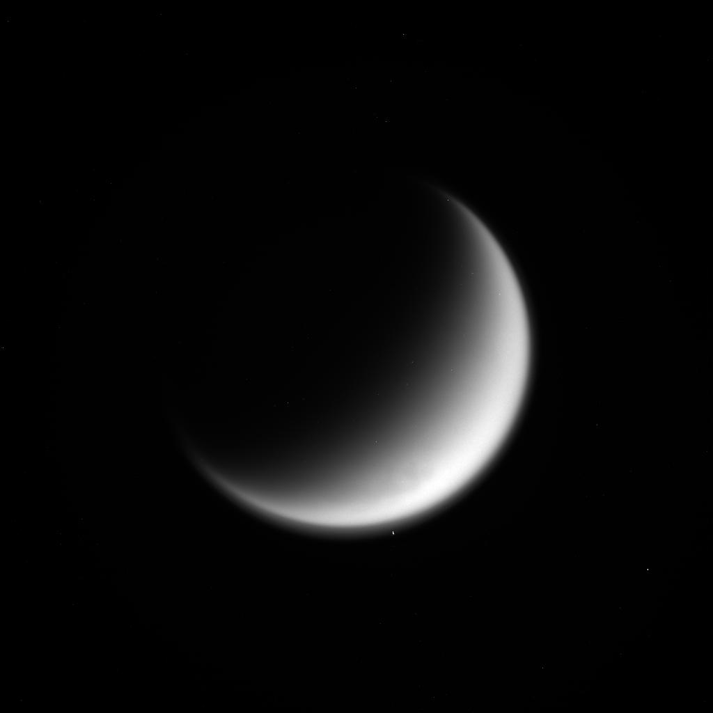 カッシーニが撮影した三日月状のタイタン