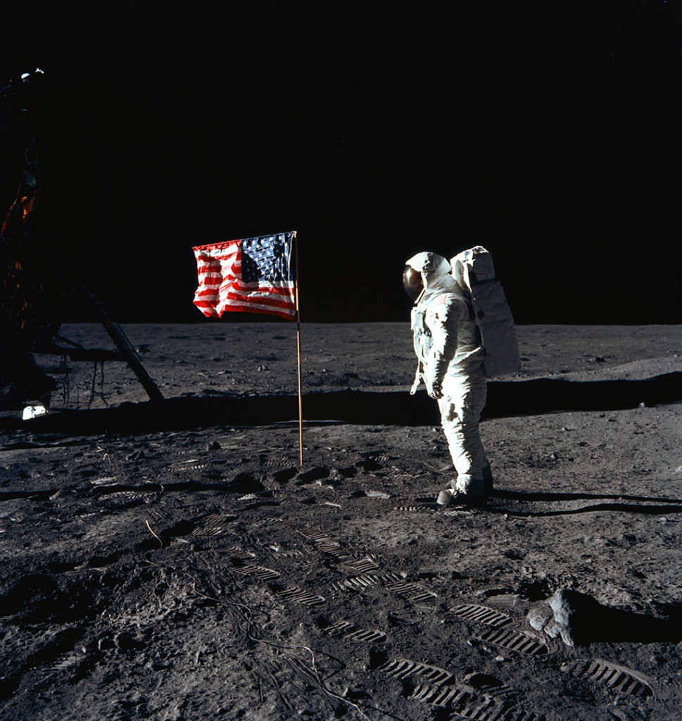 月面の旗とオルドリン宇宙飛行士