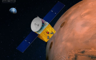 火星上空を飛行するアル・アマル探査機の想像図